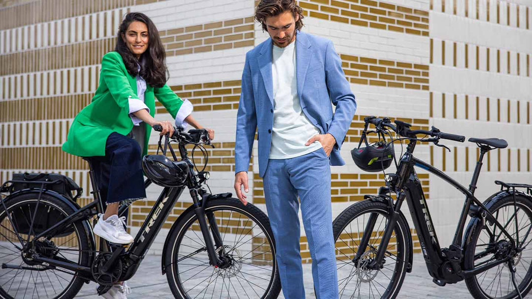 ジャケットを着て電動アシストクロスバイクにまたがる男女二人の写真