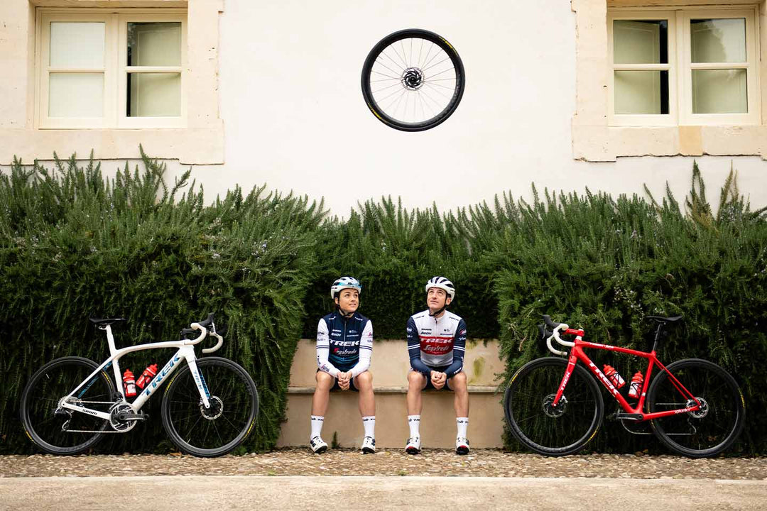 異なる二人の自転車のサイズやセッティングの違いがうかがえる写真
