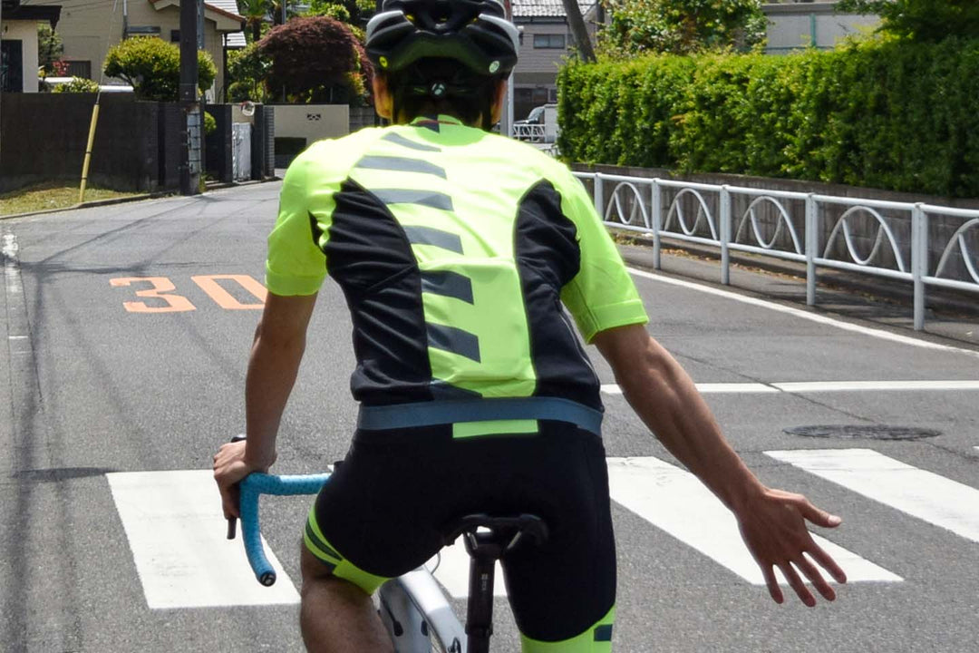 法定手信号とは異なるサイクリストの間で後続サイクリストに道を譲る際の合図の写真