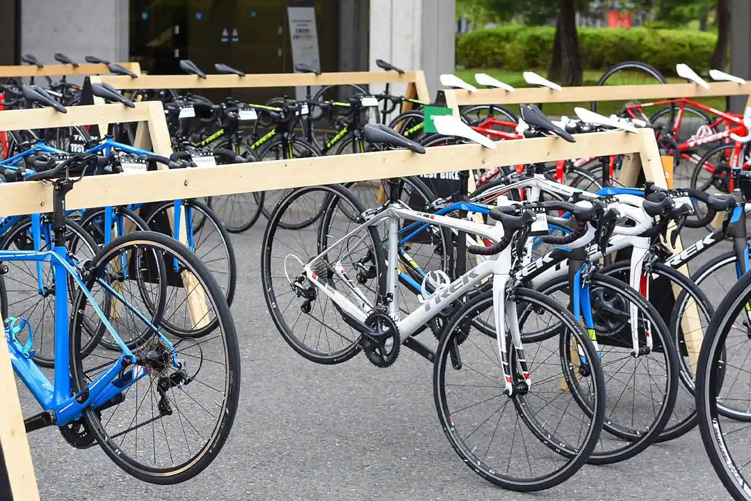 イベント会場やレース会場など、沢山の高級自転車が集まっているような場所のイメージ写真