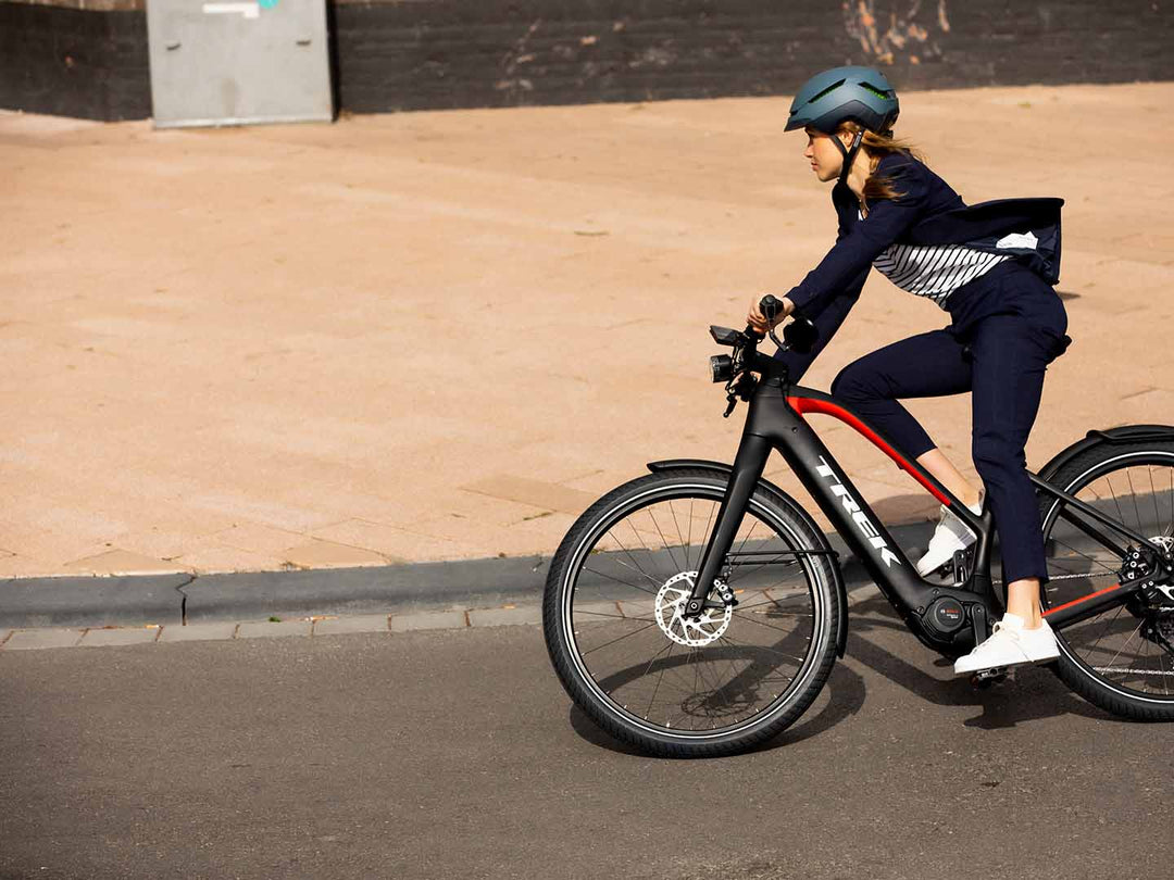 eクロスバイクで自転車通勤する女性の写真