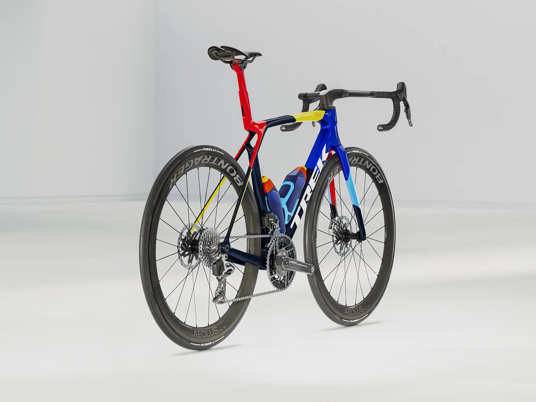 ブランド名：TREK、モデル名：Madone SLR 9 AXS Gen 8、カラー名：Team Replica、年式：2026