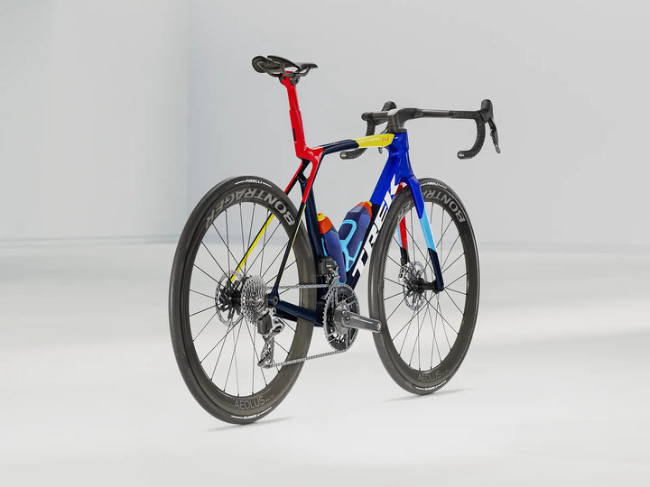 ブランド名：TREK、モデル名：Madone SLR 9 AXS Gen 8、カラー名：Team Replica、年式：2026