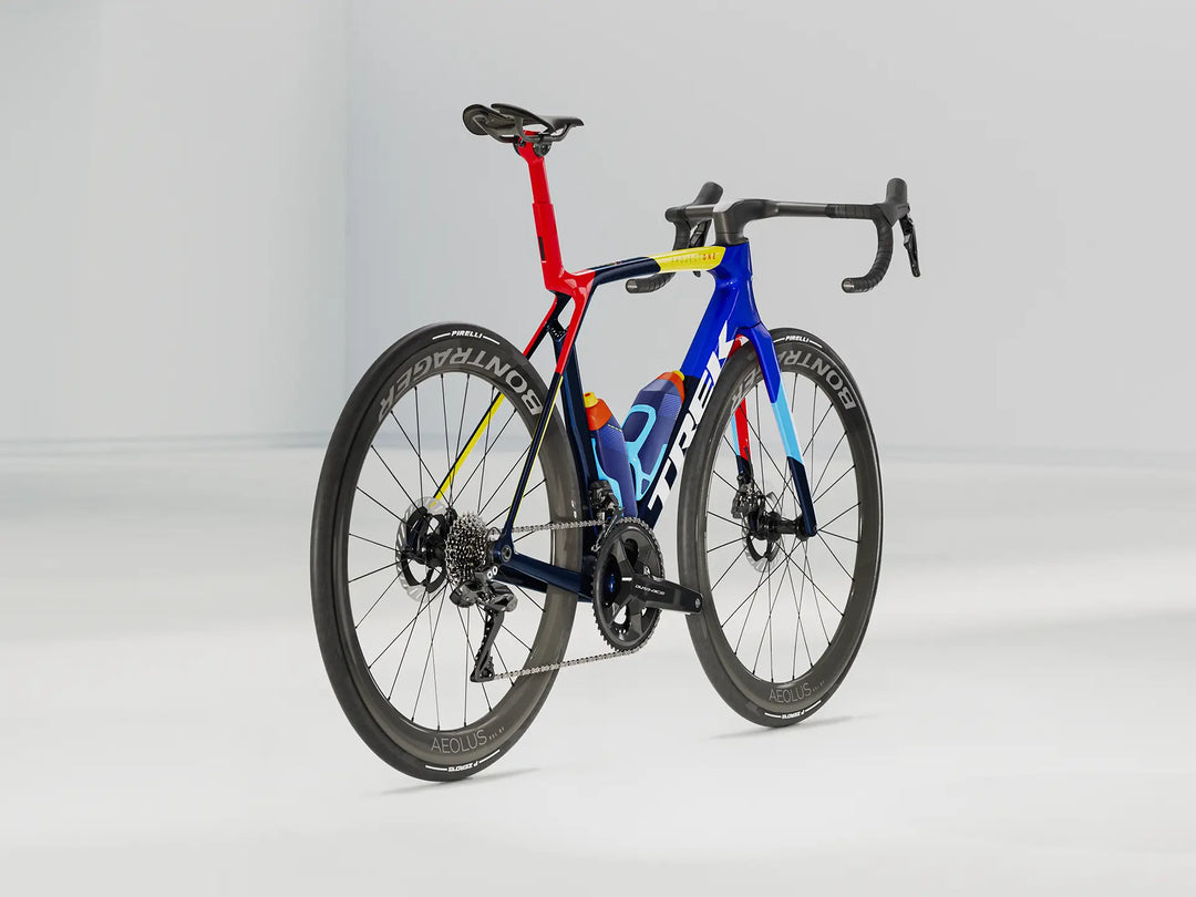 ブランド名：TREK、モデル名：Madone SLR 9 Gen 8、カラー名：Team Replica、年式：2026