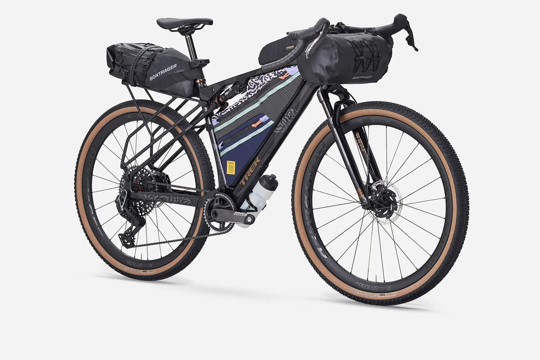 Checkoutシリーズにバイクパッキング系バッグを取り付けたイメージ画像。
