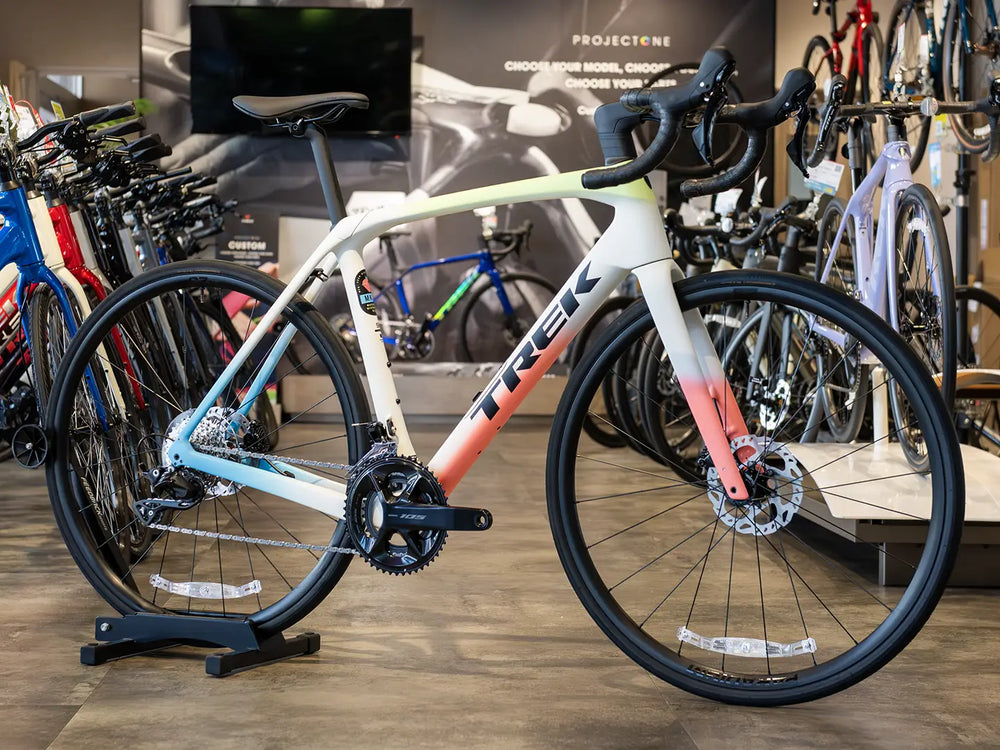 ブランド：トレック、モデル名：ドマーネ SL 5 Gen 4、カラー：Era White/Glowstick/Coral Fade、年式：2026年モデル