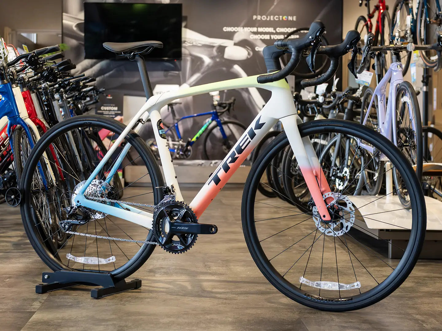 ブランド：トレック、モデル名：ドマーネ SL 5 Gen 4、カラー：Era White/Glowstick/Coral Fade、年式：2026年モデル