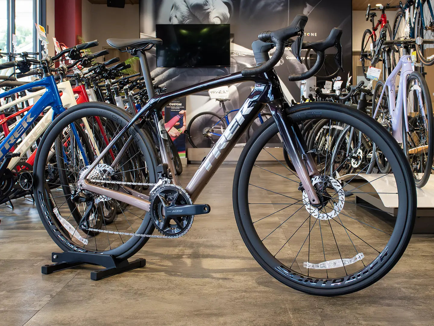 モデル：トレック ドマーネ SL6 Gen4 、年式2026年モデル、カラー：Dark Star to Bronze Age Fade