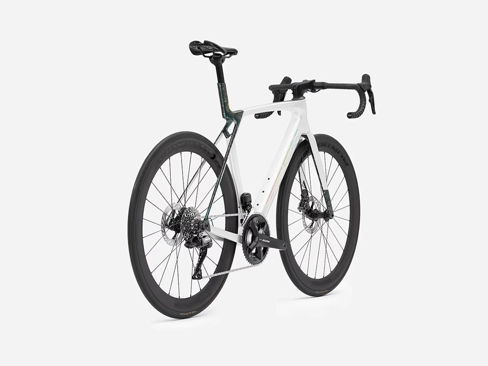 TREK Madone SL6 Gen8（2026年モデル）カラー：Gloss Crystal White/Matte Deep Smoke 右斜め後ろから全体撮影
