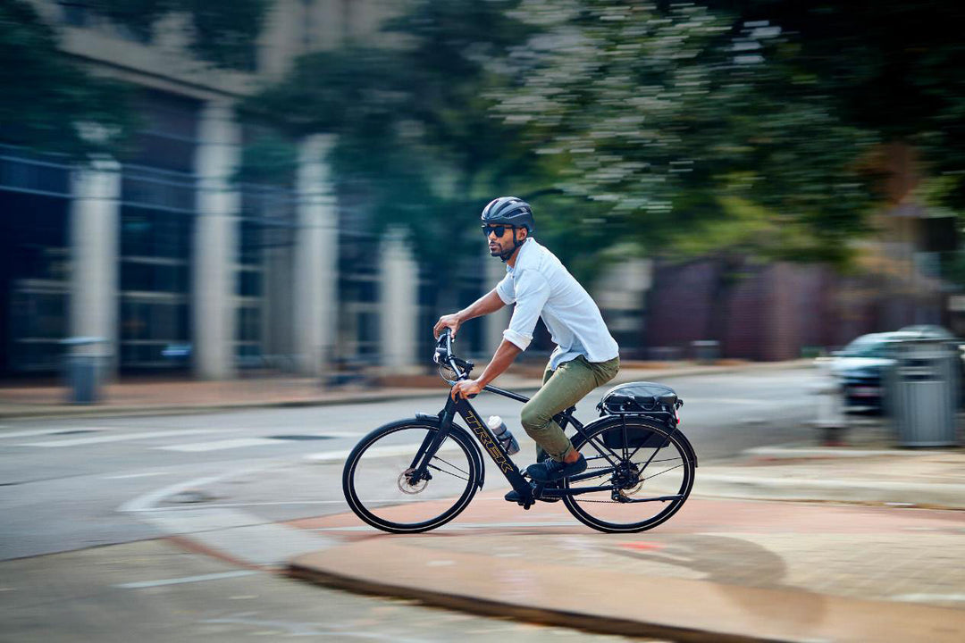 Starvos Helmet をかぶって電動アシストクロスバイクで通勤しているイメージ写真