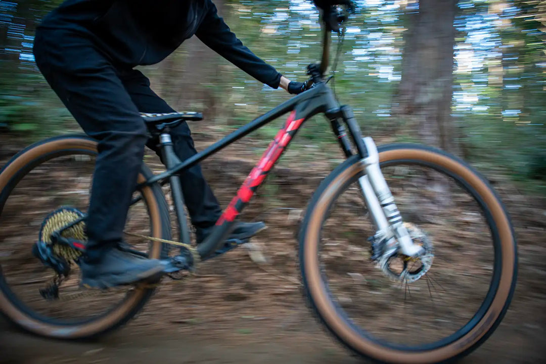 Trek Roscoeのライダーがコーナリング中。スラックジオメトリーの特性を活かして安定感のあるターンを決めている。