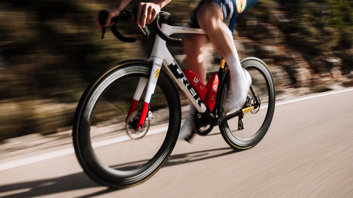 Bontrager Aeolus Xホイールを装着したTREKロードバイクの走行シーン