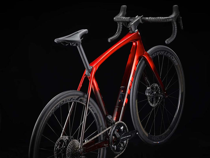 モデル名：Domane SLR 9 Gen 4、カラー名：Metallic Red Smoke to Red Carbon Smoke、撮影箇所：斜め後方から