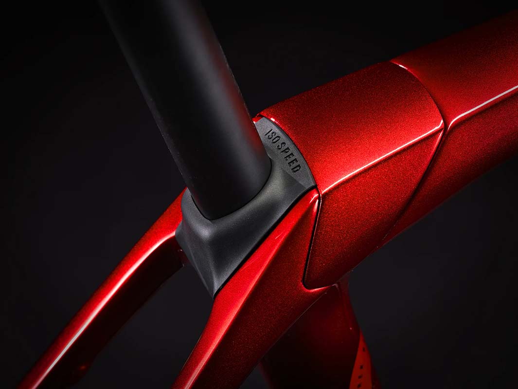 モデル名：Domane SLR 9 Gen 4、カラー名：Metallic Red Smoke to Red Carbon Smoke、撮影箇所：アイソスピード