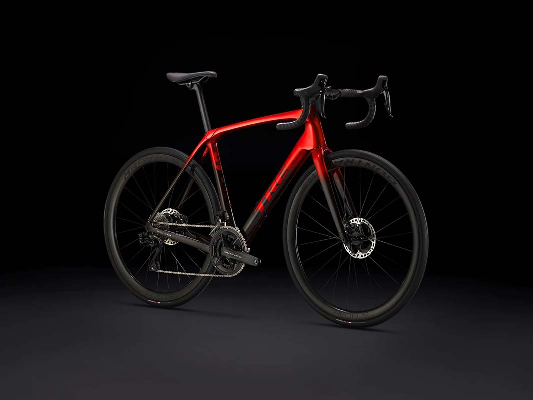 モデル名：Domane SLR 9 Gen 4、カラー名：Metallic Red Smoke to Red Carbon Smoke、撮影箇所：バイク斜め前方から