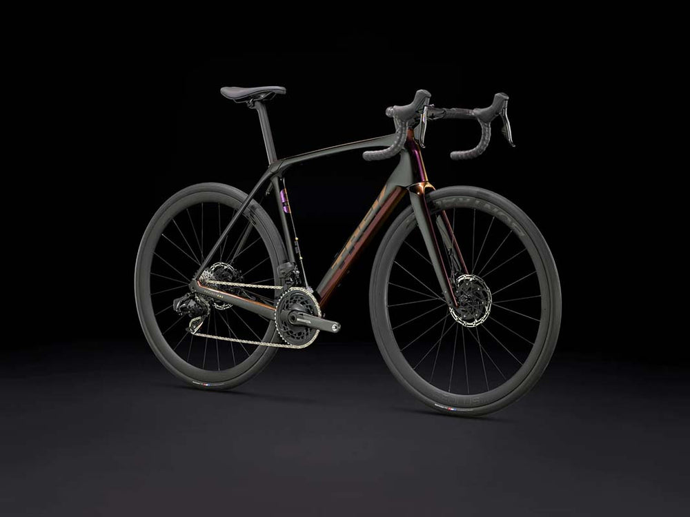 モデル名：Domane SLR7 AXS Gen4 2025年モデル、カラー名：Axinite Flip/Trek Black、撮影箇所：バイク斜め前からの全体像