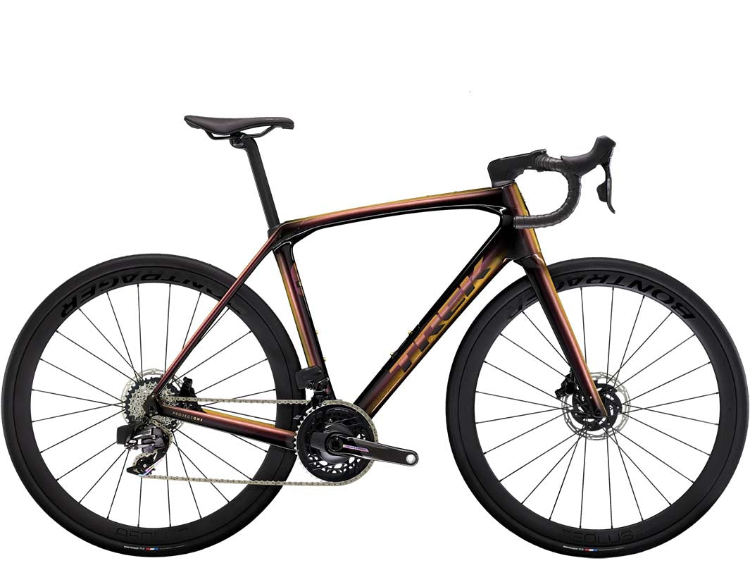 モデル名：Domane SLR7 AXS Gen4 2025年モデル、カラー名：Axinite Flip/Trek Black、撮影箇所：バイク真横からの全体像