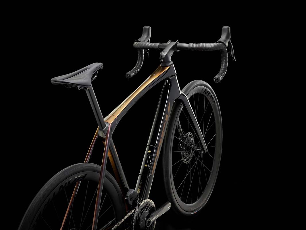 モデル名：Domane SLR7 AXS Gen4 2025年モデル、カラー名：Axinite Flip/Trek Black、撮影箇所：バイク斜め後方からの画像