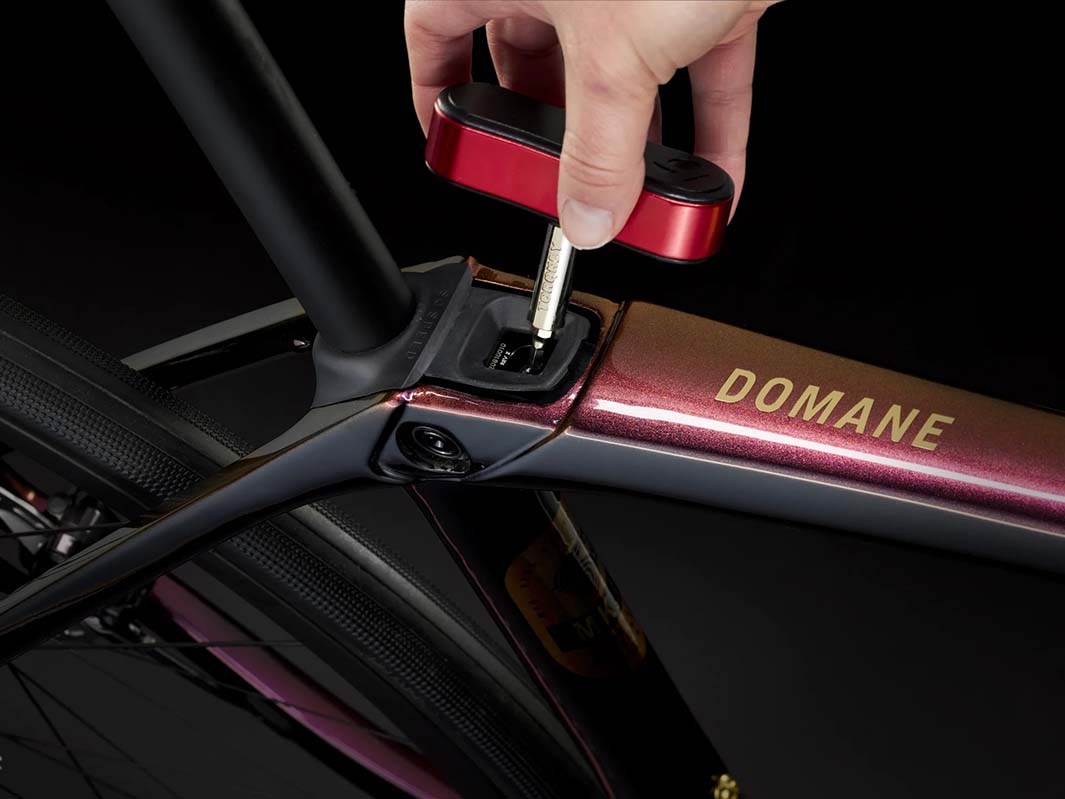 モデル名：Domane SLR7 AXS Gen4 2025年モデル、カラー名：Axinite Flip/Trek Black、撮影箇所：IsoSpeed部分