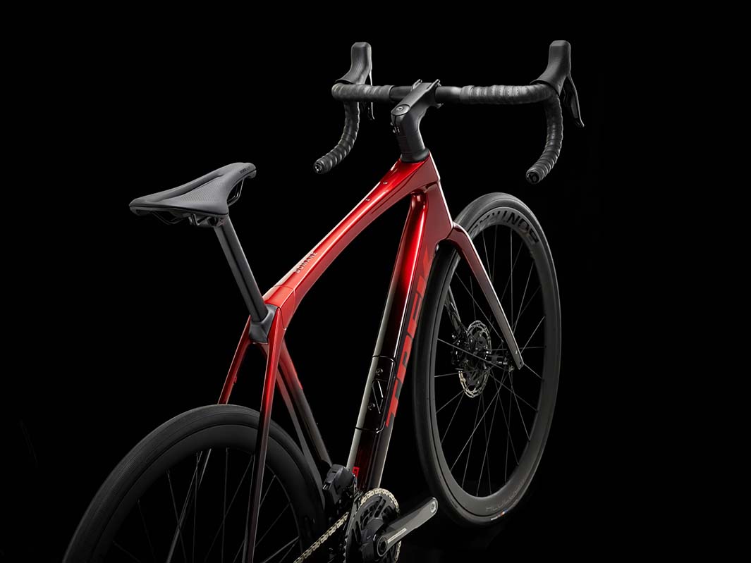 モデル名：Domane SLR7 AXS Gen7 2025、カラー名：メタリックレッドスモークとレッドカーボンスモークのグラデーション、撮影箇所：斜め後方からバイク全体