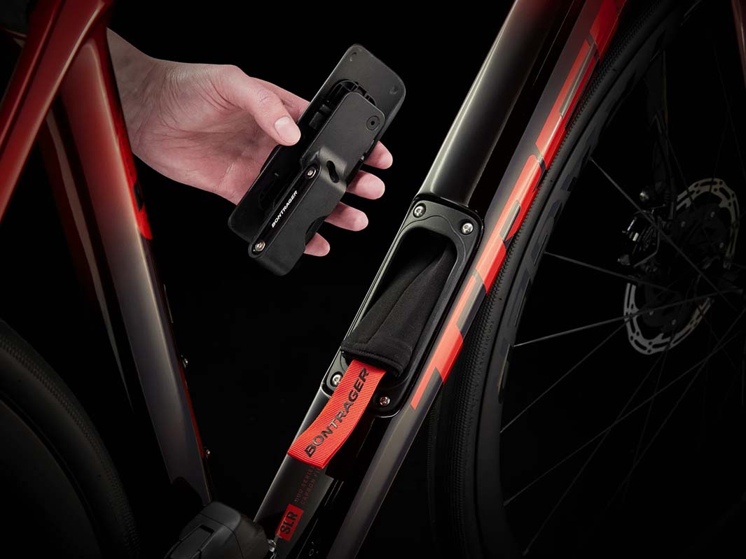 Domane SLRのストレージの蓋の裏にツールの収納ができる