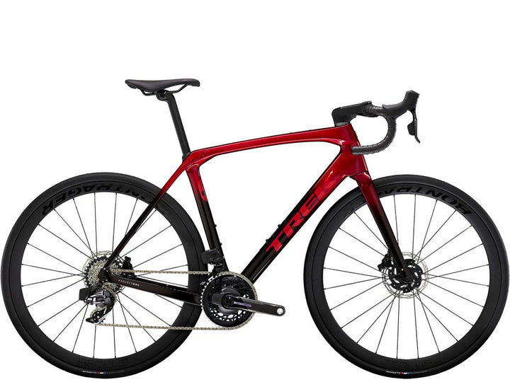 モデル名：Domane SLR7 AXS Gen7 2025、カラー名：メタリックレッドスモークとレッドカーボンスモークのグラデーション、撮影箇所：真横からバイク全体