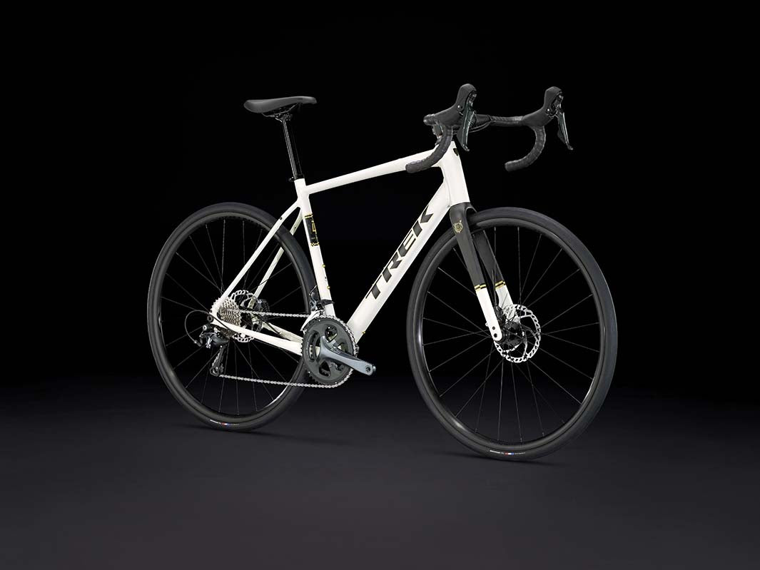Domane AL4 Gen4（ドマーネAL4 Gen4）のホワイト（Era White）の斜め前方からの画像