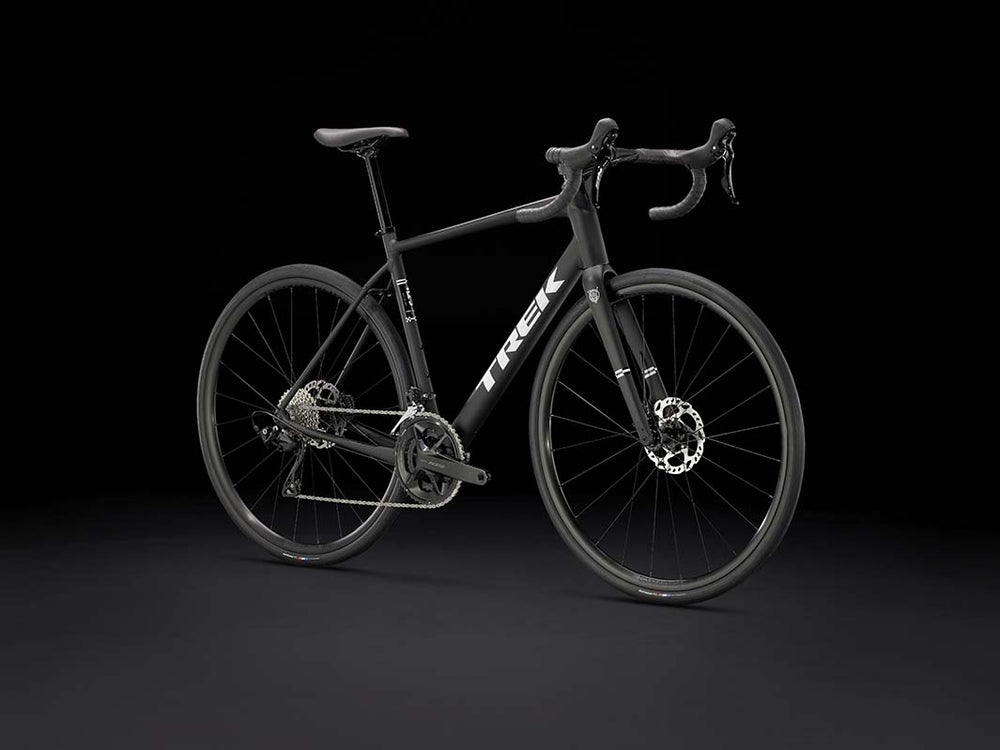 Trek Domane AL5 Gen4 matte trek black（トレックドマーネAL5 Gen4 マットトレックブラック）の斜め前方からの画像