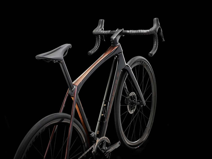 モデル名：Domane SLR 9 Gen 4、カラー名：Axinite Flip/Trek Black、撮影箇所：バイク斜め後方から