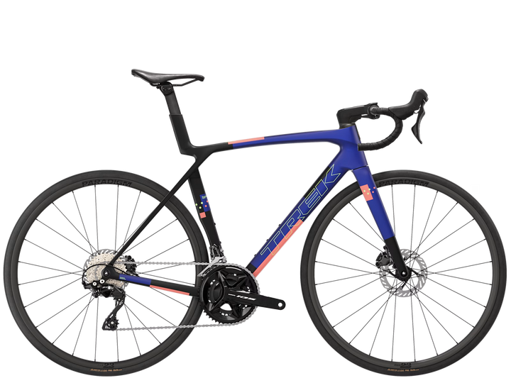 メーカー：トレック
モデル：Madone SL 5 Gen 8
年式：2027年モデル
世代：第8世代
カラー：Matte Cobalt Blue/Trek Black/Living Coral