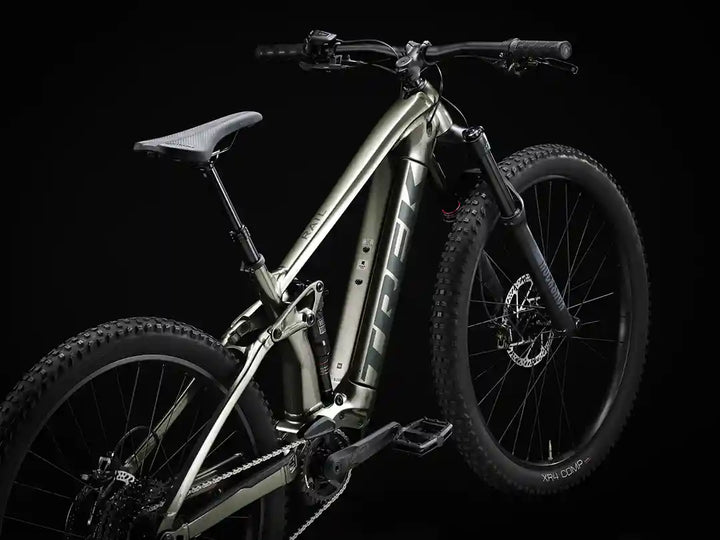 タイプ：eMTB、ブランド：トレック、モデル：Rail 5 Gen 3、カラー：Mercury、撮影箇所：斜め後方からトップチューブやダウンチューブの上面が見やすい写真