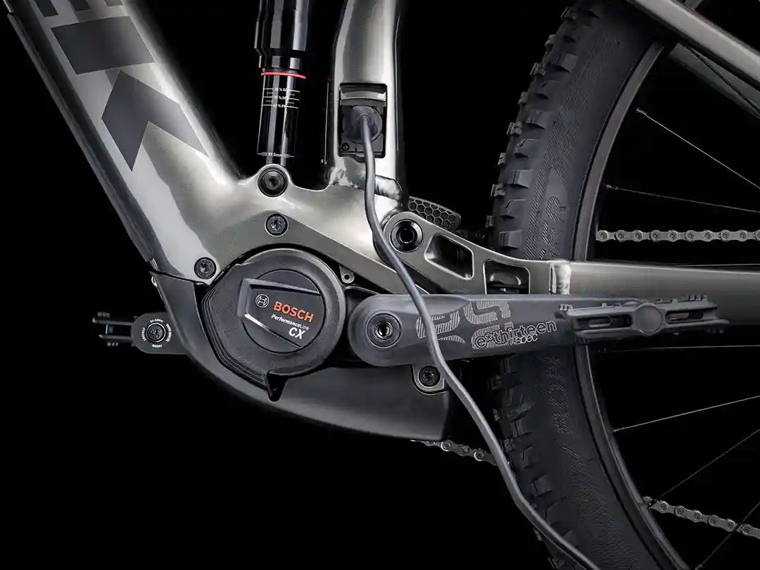 タイプ：eMTB、ブランド：トレック、モデル：Rail 5 Gen 3、カラー：Mercury、撮影箇所：Bosch Performance Line CX モーターユニットと充電ケーブル