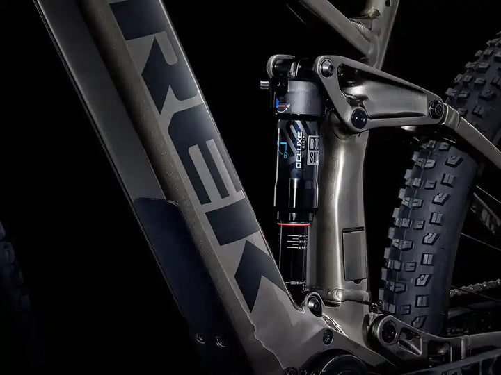 タイプ：eMTB、ブランド：トレック、モデル：Rail 5 Gen 3、カラー：Mercury、撮影箇所：リアサスペンションユニット