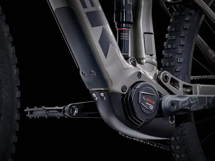 タイプ：eMTB、ブランド：トレック、モデル：Rail 5 Gen 3、カラー：Mercury、撮影箇所：Bosch Performance Line CX モーターユニットとダンチューブカバー