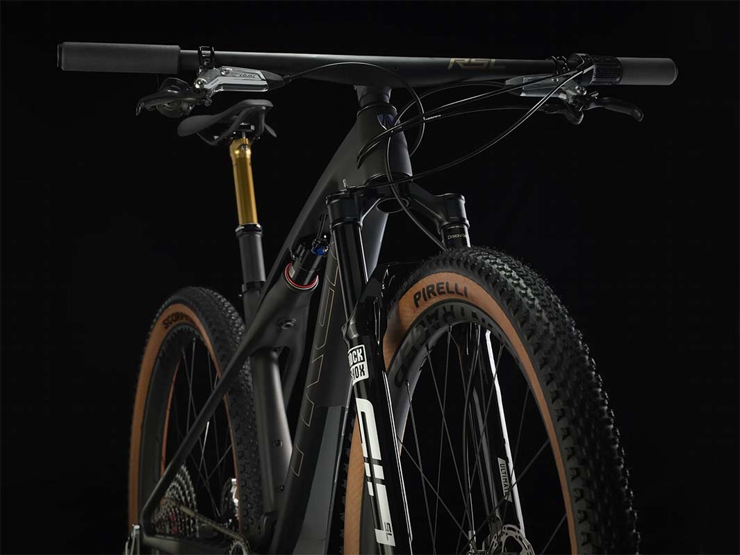 モデル名：Supercaliber SLR 9.9 XX AXS Gen 2、カラー：Carbon Smoke Black、場所：RSLハンドルバーとRockshox SID サスペンションフォーク