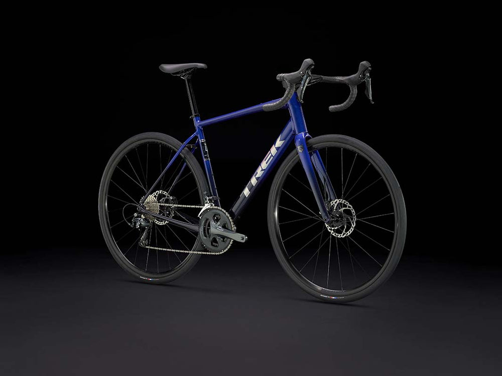 Domane AL4 Gen4（ドマーネAL4 Gen4）のブルー（Hex Blue to Marianas Blue Fade）の斜め前方からの画像