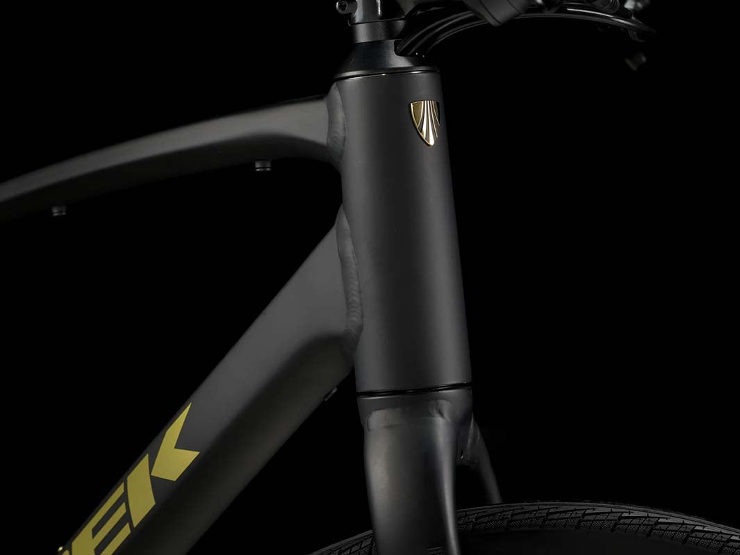 Trek FX2 Gen4 Matte Trek Blackのヘッドチューブとゴールドのヘッドマークとロゴ