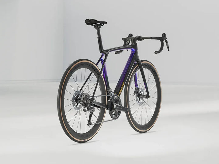 トレックマドンSL7 Gen6（Trek Madone SL7 Gen6）の右斜め後方からの写真