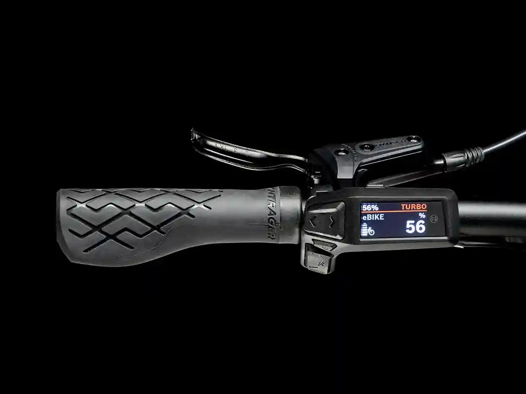 モデル名：Trek Marlin+ 6（トレックマーリンプラス6）、タイプ：eMTB、カラー：Dnister Black、撮影箇所：グリップとBoschのリモートコントローラー