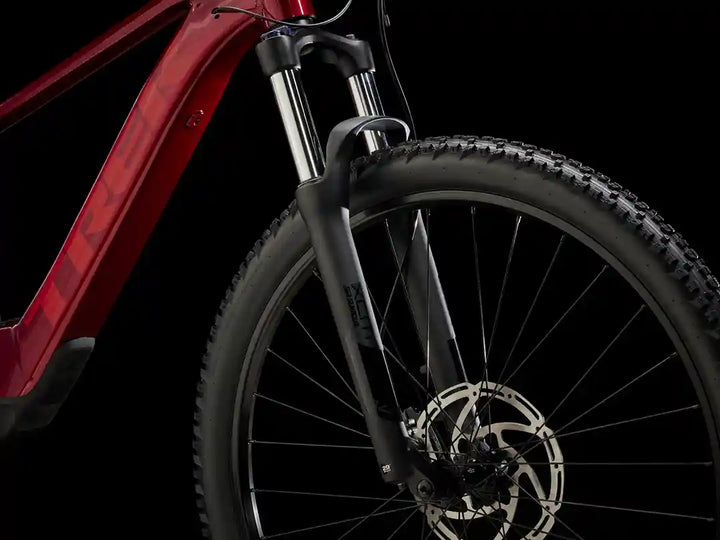 モデル名：Trek Marlin+ 6（トレックマーリンプラス6）、タイプ：eMTB、カラー：Crimson、撮影箇所：フロントサスペンションフォーク