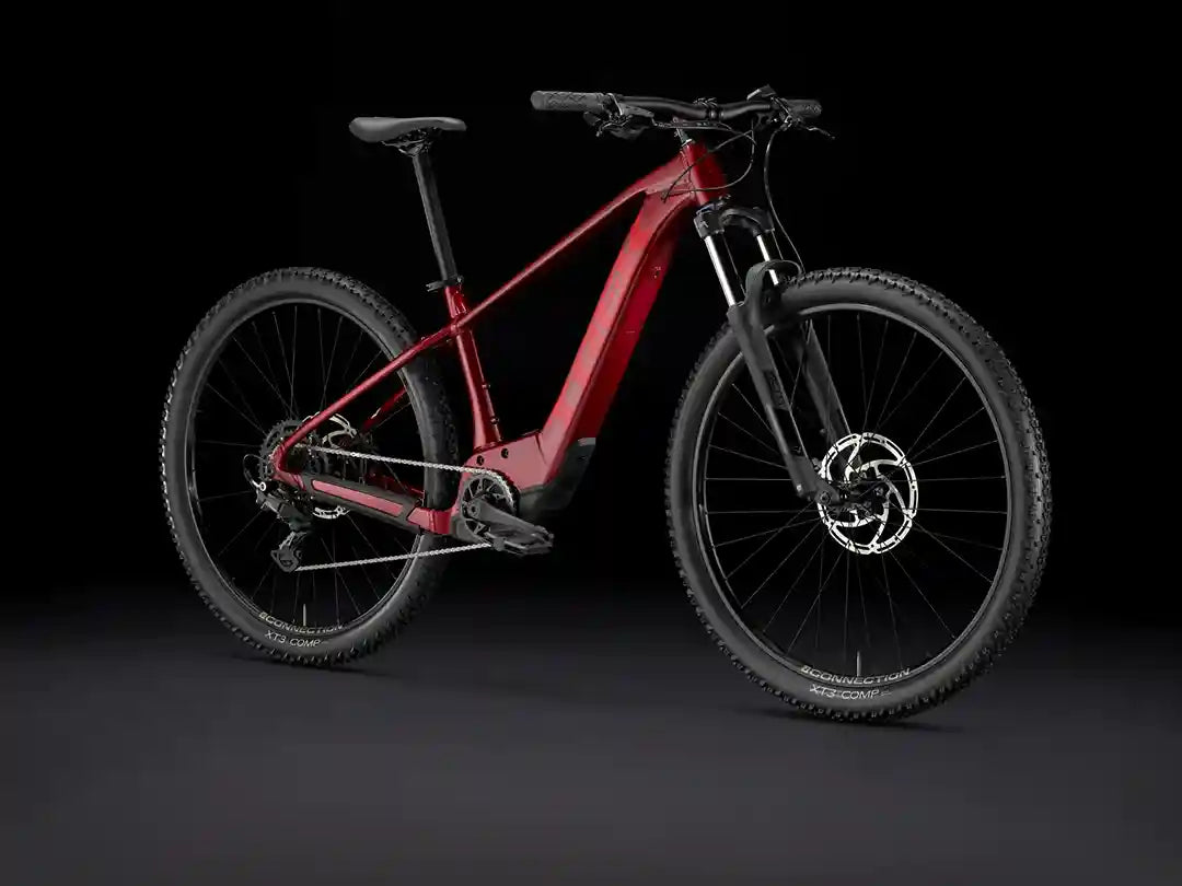 モデル名：Trek Marlin+ 6（トレックマーリンプラス6）、タイプ：eMTB、カラー：Crimson、撮影箇所：斜め前からの全体像