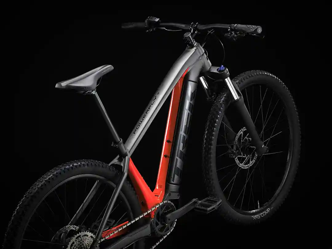 タイプ：eMTB、ブランド：トレック、モデル名：Powerfly 4 Gen 4（パワーフライ 4）、カラー：Matte Black/Gloss Red、撮影箇所：斜め後方からフレーム全体