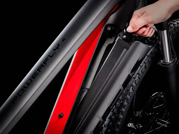 タイプ：eMTB、ブランド：トレック、モデル名：Powerfly 4 Gen 4（パワーフライ 4）、カラー：Matte Black/Gloss Red、撮影箇所：取り外して室内で充電ができるバッテリー