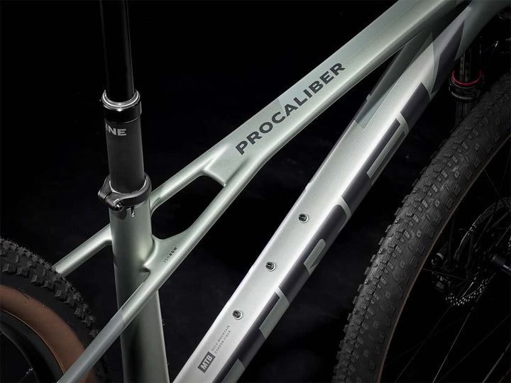 Trek Procaliber 9.6 Gen3（トレックプロキャリバー9.6 Gen3）2025年モデルのトップチューブ、IsoBow部分の画像