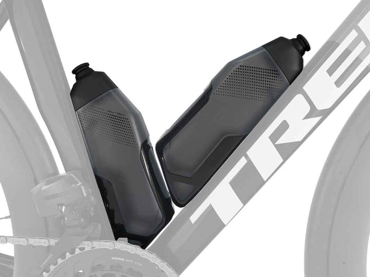 商品名：トレックRSLエアロボトルアンドケージ（Trek RSL Aero Bottle and Cage）、カラー：ブラック・グレー、2本をロードバイクに取り付けた状態