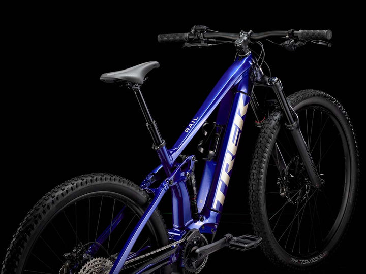 Trek Rail5 Gen3 Hex Blue（トレックレイル５第3世代モデルのブルー）斜め上後方からの画像