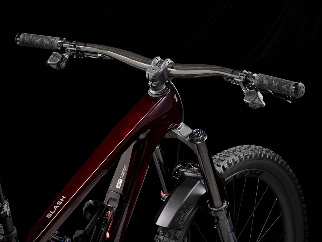 Trek Slash 9.9 X0 AXS Gen6 2025（トレックスラッシュ9.9 X0 AXS Gen6）Carbon Red Smoke（カーボンレッドスモークカラー）のトップチューブ