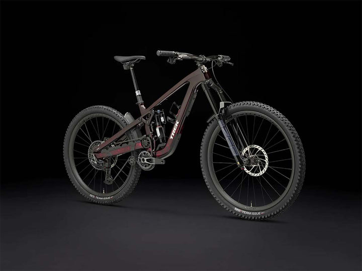 Trek Slash 9.9 X0 AXS Gen6 2025（トレックスラッシュ9.9 X0 AXS Gen6）Carbon Red Smoke（カーボンレッドスモークカラー）の右斜め前方からの全体画像