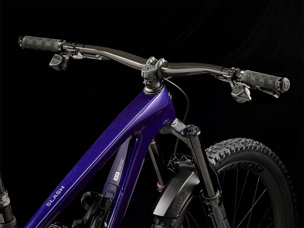 Trek Slash 9.9 XX AXS Gen6（トレックスラッシュ9.9 XX AXS Gen6）Purple Abyss（パープルアビスカラー）のトップチューブとハンドル