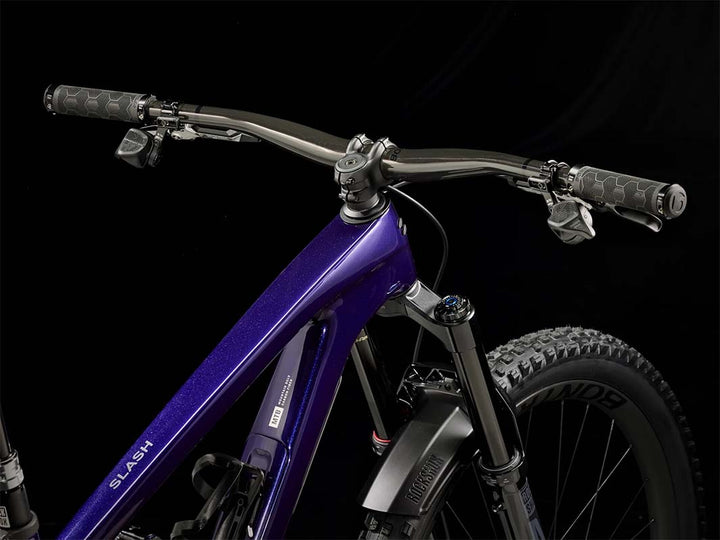 Trek Slash 9.9 XX AXS Gen6（トレックスラッシュ9.9 XX AXS Gen6）Purple Abyss（パープルアビスカラー）のトップチューブとハンドル